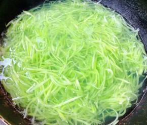 锅中烧开水放入莴笋丝焯水断生切记时间不要过长