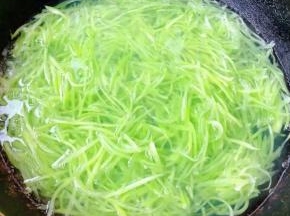锅中烧开水放入莴笋丝焯水断生切记时间不要过长