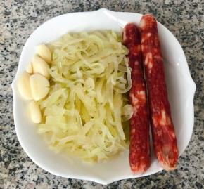 准备腊肠、蒜、莴笋丝由于我有急事出去就放入冰箱隔夜才做颜色上有点变化了