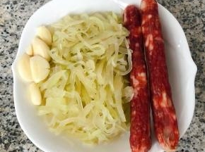 准备腊肠、蒜、莴笋丝由于我有急事出去就放入冰箱隔夜才做颜色上有点变化了