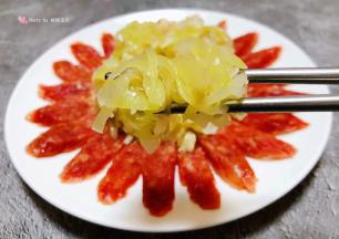 莴笋丝入口清脆爽口混搭着腊肠的香味让人回味无穷