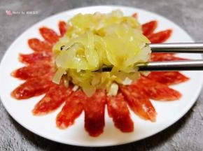 莴笋丝入口清脆爽口混搭着腊肠的香味让人回味无穷