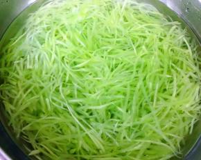 焯好水的莴笋丝立即放入冷水中过凉或沥干水份