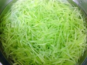 焯好水的莴笋丝立即放入冷水中过凉或沥干水份