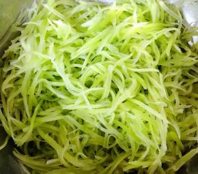 新鲜的莴笋去皮切成均匀的细丝