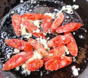 放入腊肠翻炒出香味