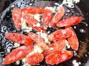 放入腊肠翻炒出香味