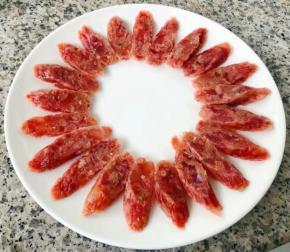 先将腊肠摆入盘中成花朵状