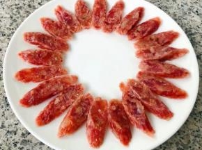 先将腊肠摆入盘中成花朵状