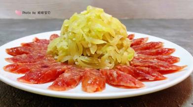 莴笋丝装入盘中间就大功告成了