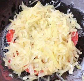 放入莴笋丝大火快速翻炒