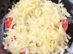 放入莴笋丝大火快速翻炒