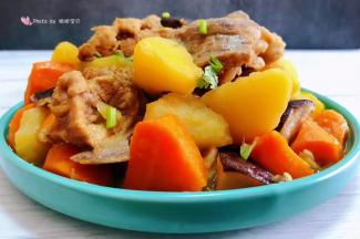 营养丰富的排骨炖土豆香菇胡萝卜装入盘中就大功告成了