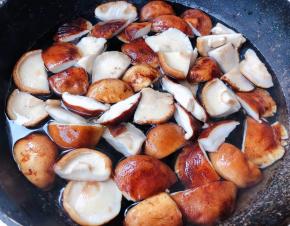 锅中烧开水放入香菇焯水断生至焯熟后立即放入冷水中过凉