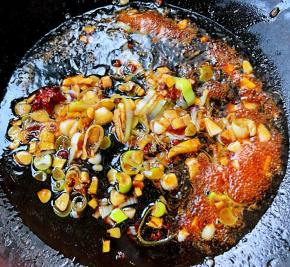 锅中倒入底油加热放入花椒八角炸香再放入葱姜蒜爆香放入调味料一品鲜酱油、蚝油、糖炒匀