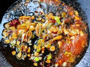 锅中倒入底油加热放入花椒八角炸香再放入葱姜蒜爆香放入调味料一品鲜酱油、蚝油、糖炒匀