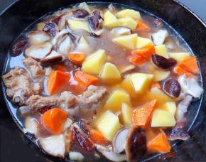 排骨炖至六成熟时放入土豆胡萝卜、香菇一起炖