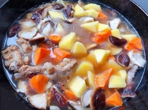 排骨炖至六成熟时放入土豆胡萝卜、香菇一起炖