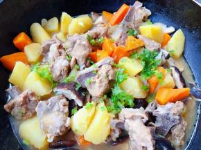 排骨和实施完全入味最后撒上香菜提鲜即可出锅享用