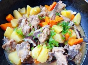 排骨和实施完全入味最后撒上香菜提鲜即可出锅享用