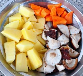 土豆和胡萝卜切成大小均匀的块状香菇沥干水份备用