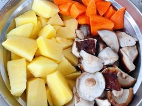 土豆和胡萝卜切成大小均匀的块状香菇沥干水份备用