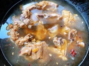 添加适量清水大火炖起来