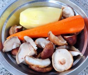 土豆话胡萝卜去皮洗净香菇去蒂洗净