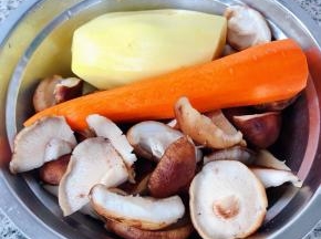 土豆话胡萝卜去皮洗净香菇去蒂洗净