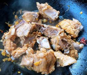 放入排骨炒至入味