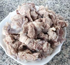 准备原材料排骨洗净放入开水中同时倒入料酒开始焯水去除杂质和油脂后立即放入冷水中过凉沥干水份