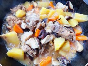 炖至汤汁不多时放入盐和味精改小火炖五分钟