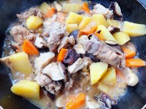 炖至汤汁不多时放入盐和味精改小火炖五分钟