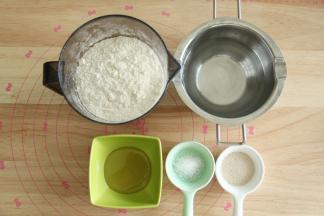 准备好面包胚材料，只需5样！夏天如果没有冰袋可以用冰水打面。