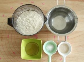 准备好面包胚材料，只需5样！夏天如果没有冰袋可以用冰水打面。