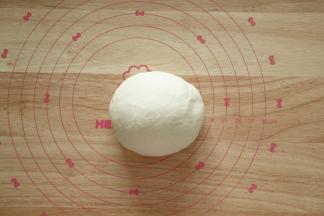 厨师机（打面桶绑上冰袋降温）开一档将材料混合成团，然后转2档打面，打到扩展阶段，面团打好，双手握住面团，向身体外侧折叠收圆，切一小块，轻轻扯开，能出现厚膜，边缘是锯齿状即可！无需手套膜！一定要有耐心。