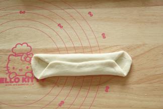 将上边1/3处往中间折，再将下面的1/3处折上去。