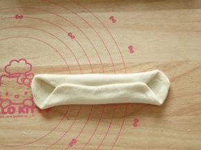 将上边1/3处往中间折，再将下面的1/3处折上去。