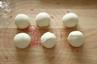 收圆的面团，分成6份，70克一个。折叠收圆或者右手反C状握住面谈逆时针轻轻滚圆即可，盖上保鲜膜，松弛10分钟。