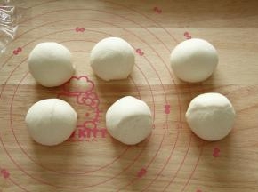 收圆的面团，分成6份，70克一个。折叠收圆或者右手反C状握住面谈逆时针轻轻滚圆即可，盖上保鲜膜，松弛10分钟。