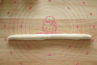 然后将捏好的面团搓成长条，慢慢来回搓，搓成30CM的长条。