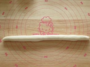 然后将捏好的面团搓成长条，慢慢来回搓，搓成30CM的长条。