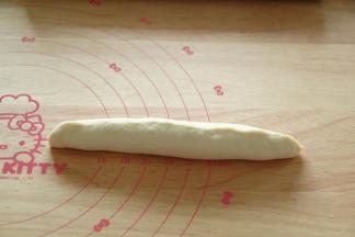 再两边对折，捏紧！收口一定要捏紧。增加面包的层次感。折3次。