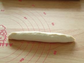 再两边对折，捏紧！收口一定要捏紧。增加面包的层次感。折3次。