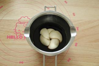 处理好的面包胚，表面朝下，放入红糖水里蘸一下。红糖水就是红糖20克，温水50克搅匀即可！这里的红糖用的是纯红糖，不要用姜汁红糖之类的。