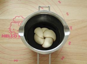 处理好的面包胚，表面朝下，放入红糖水里蘸一下。红糖水就是红糖20克，温水50克搅匀即可！这里的红糖用的是纯红糖，不要用姜汁红糖之类的。