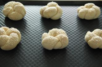 其余同样操作完成，排入烤盘。室温发酵20-25分钟。