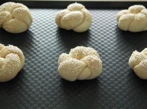 其余同样操作完成，排入烤盘。室温发酵20-25分钟。