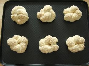 这个天气实在太热，室温28度的样子，发了25分钟就发酵好了。不要发太过，容易影响花型。发好的面包胚，体积明显变大。快发酵完成时候，可以预热烤箱，上下180度。