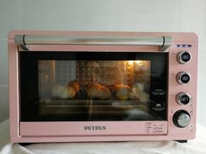 将发好的面包胚放入烤箱中层偏下，上下180度，烤20分钟。